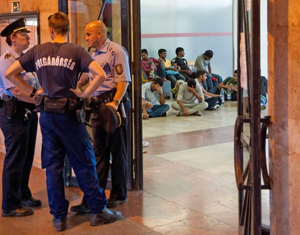 Gyõr, 2015. szeptember 3. Rendõrök õrzik az illegális bevándorlókat a gyõri vasútállomás várótereménél 2015. szeptember 3-án. A migránsokat a Budapestrõl érkezõ vonatról szállították le. MTI Fotó: Krizsán Csaba