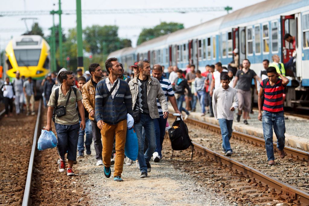 Szentgotthárd, 2015. szeptember 19. Illegális bevándorlókat szállító vonat a szentgotthárdi vasútállomáson 2015. szeptember 19-én. A szerelvény Gyékényesrõl másfélezer migránst hozott, akiket a szentgotthárdi ipari parkban lévõ ideiglenes gyûjtõponthoz kísértek. Az éjszaka és a reggeli órákban több ezer illegális bevándorló érkezett a Rába-parti városba. MTI Fotó: Varga György