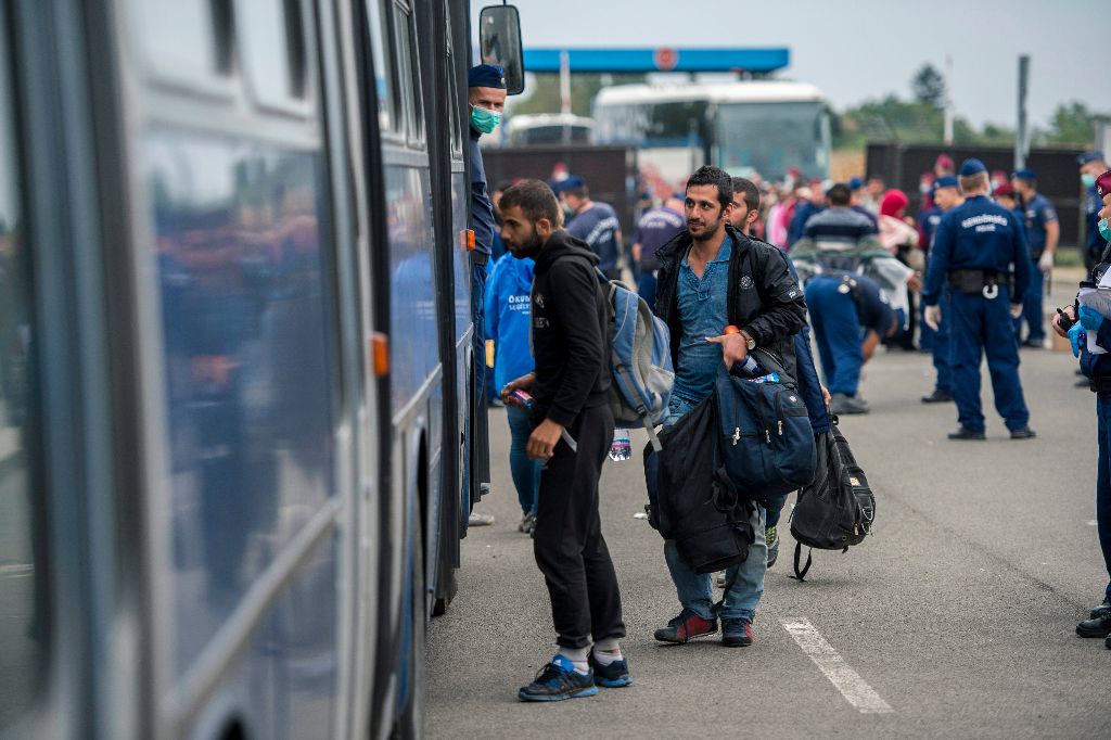 Beremend, 2015. szeptember 20. Illegális bevándorlók felszállnak egy autóbuszra a beremendi magyar-horvát határátkelõhelyen 2015. szeptember 20-án. MTI Fotó: Sóki Tamás