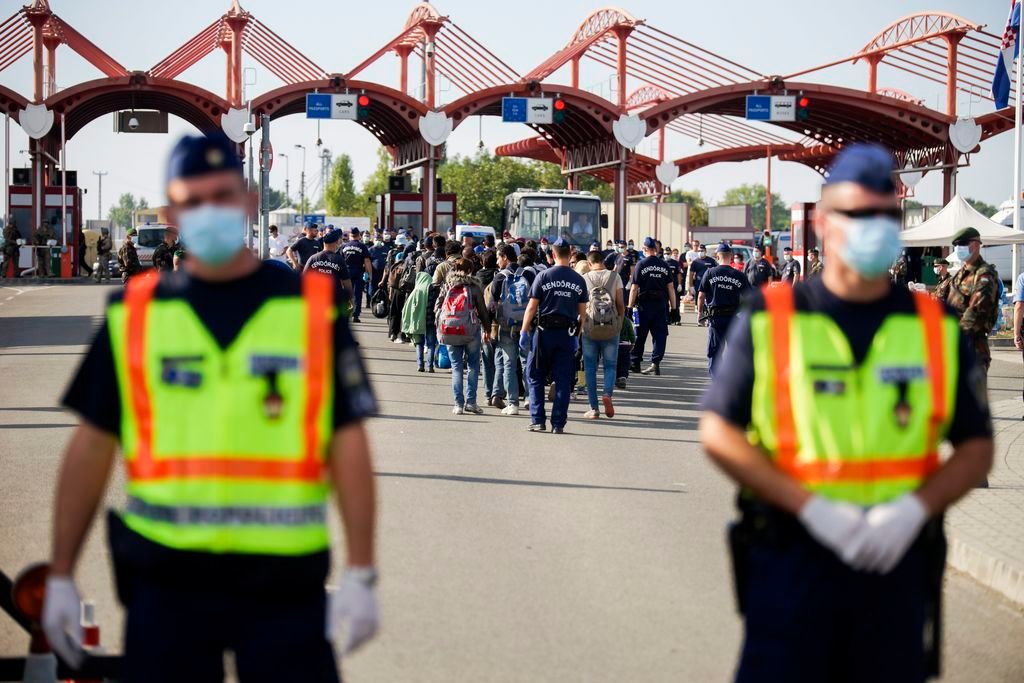 Beremend, 2015. szeptember 23. Horvát buszokkal érkezett migránsok gyalogolnak az õket elszállító magyar autóbuszokhoz a magyar-horvát határon, a beremendi határátkelõhelyen 2015. szeptember 23-án. MTI Fotó: Balogh Zoltán