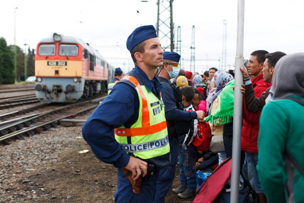 Zákány, 2015. szeptember 20. Érkezik a vonat az illegális bevándorlókért a gyékényesi vasútállomásra 2015. szeptember 20-án A migránsok buszokkal érkeztek a horvátországi Tovarnikból. MTI Fotó: Varga György