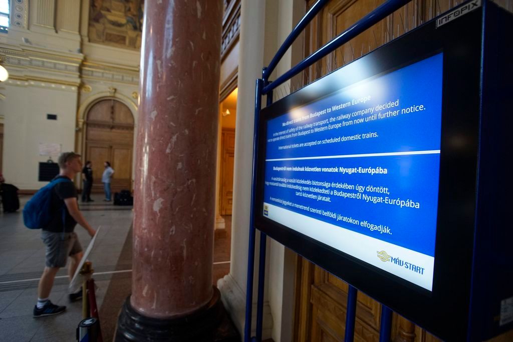 Budapest, 2015. szeptember 3. Kijelzõ a Keleti pályaudvaron 2015. szeptember 3-án, mely szerint a MÁV átmenetileg nem közlekedteti a Budapestrõl Nyugat-Európába tartó közvetlen járatait. MTI Fotó: Balogh Zoltán