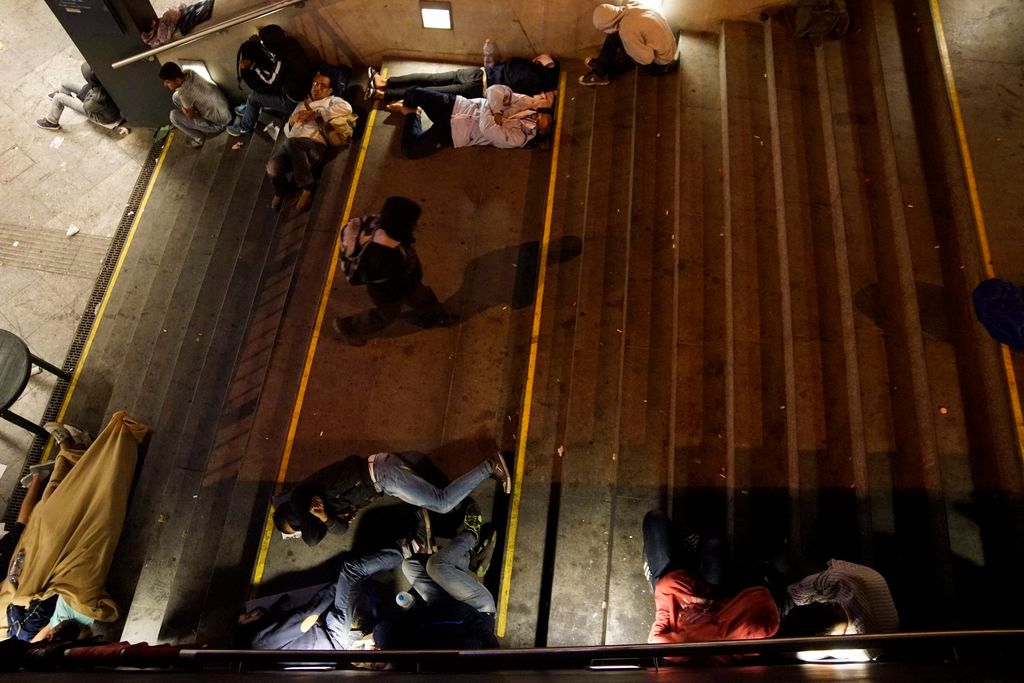 Budapest, 2015. szeptember 3. Illegális bevándorlók a budapesti Keleti pályaudvar aluljárójában 2015. szeptember 3-án. A rendõrség nem engedi õket felszállni a Németországba induló vonatra. MTI Fotó: Balogh Zoltán