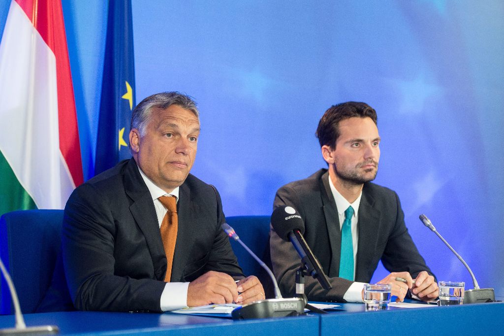 Brüsszel, 2015. szeptember 3. A Miniszterelnöki Sajtóiroda által közreadott képen Orbán Viktor miniszterelnök (b) nemzetközi sajtótájékoztatót tart Brüsszelben, az Európai Tanács épületében 2015. szeptember 3-án. Jobbról Havasi Bertalan, a Miniszterelnöki Sajtóiroda vezetõje. MTI Fotó: Miniszterelnöki Sajtóiroda / Botár Gergely