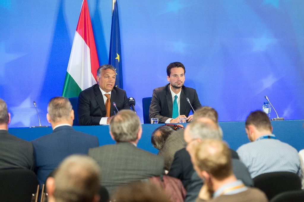 Brüsszel, 2015. szeptember 3. A Miniszterelnöki Sajtóiroda által közreadott képen Orbán Viktor miniszterelnök (b) nemzetközi sajtótájékoztatót tart Brüsszelben, az Európai Tanács épületében 2015. szeptember 3-án. Jobbról Havasi Bertalan, a Miniszterelnöki Sajtóiroda vezetõje. MTI Fotó: Miniszterelnöki Sajtóiroda / Botár Gergely