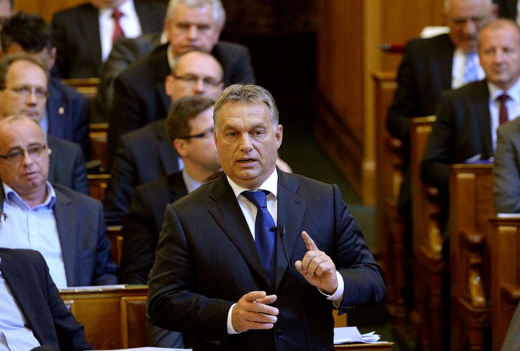 Budapest, 2015. szeptember 21. Orbán Viktor miniszterelnök (k) az illegális bevándorlással összefüggésben elhangzott napirend elõtti felszólalása utáni frakcióálláspontokra reagál az Országgyûlés plenáris ülésén 2015. szeptember 21-én. MTI Fotó: Bruzák Noémi