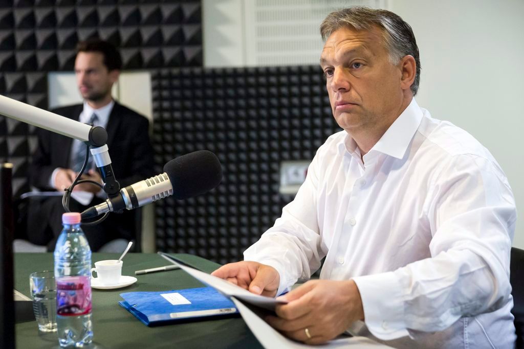 Budapest, 2015. szeptember 4. Orbán Viktor miniszterelnök a Magyar Rádió stúdiójában 2015. szeptember 4-én, mielõtt interjút ad a Kossuth Rádió 180 perc címû mûsorában. Mellette Havasi Bertalan, a kormányfõ sajtófõnöke (b). MTI Fotó: Mohai Balázs
