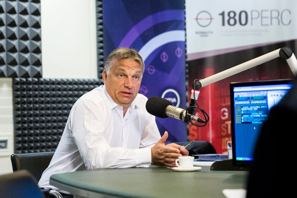 Budapest, 2015. szeptember 4. Orbán Viktor miniszterelnök interjút ad a Kossuth Rádió 180 perc címû mûsorában, a Magyar Rádió stúdiójában 2015. szeptember 4-én. MTI Fotó: Mohai Balázs