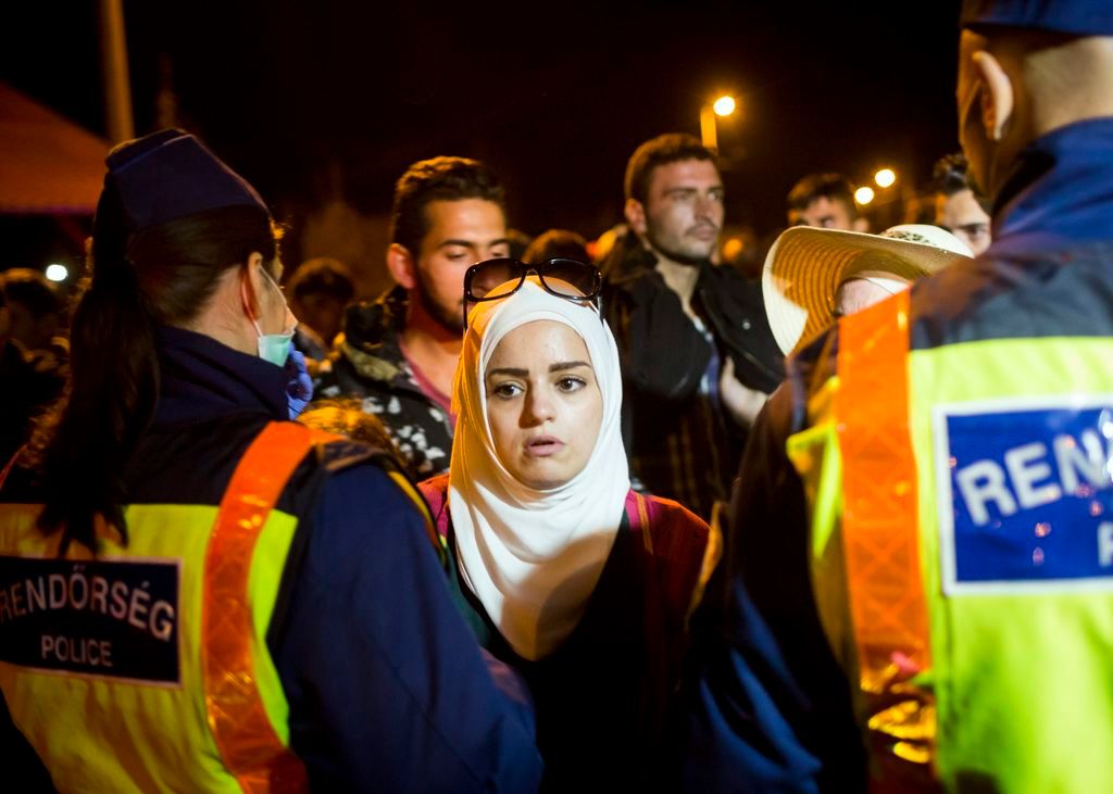 Röszke, 2015. szeptember 13. Illegális bevándorlók Röszkén 2015. szeptember 12-én késõ este. MTI Fotó: Mohai Balázs