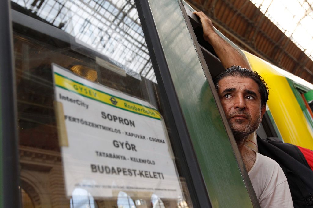 Budapest, 2015. szeptember 3. Egy férfi a Sopronba tartó vonat ajtajában a Keleti pályaudvaron 2015. szeptember 3-án. MTI Fotó: Szigetváry Zsolt