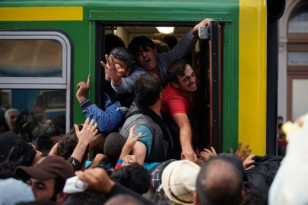 Budapest, 2015. szeptember 3. Illegális bevándorlók felszállnak egy Gyõrbe tartó vonatra a Keleti pályaudvaron 2015. szeptember 3-án. MTI Fotó: Balogh Zoltán