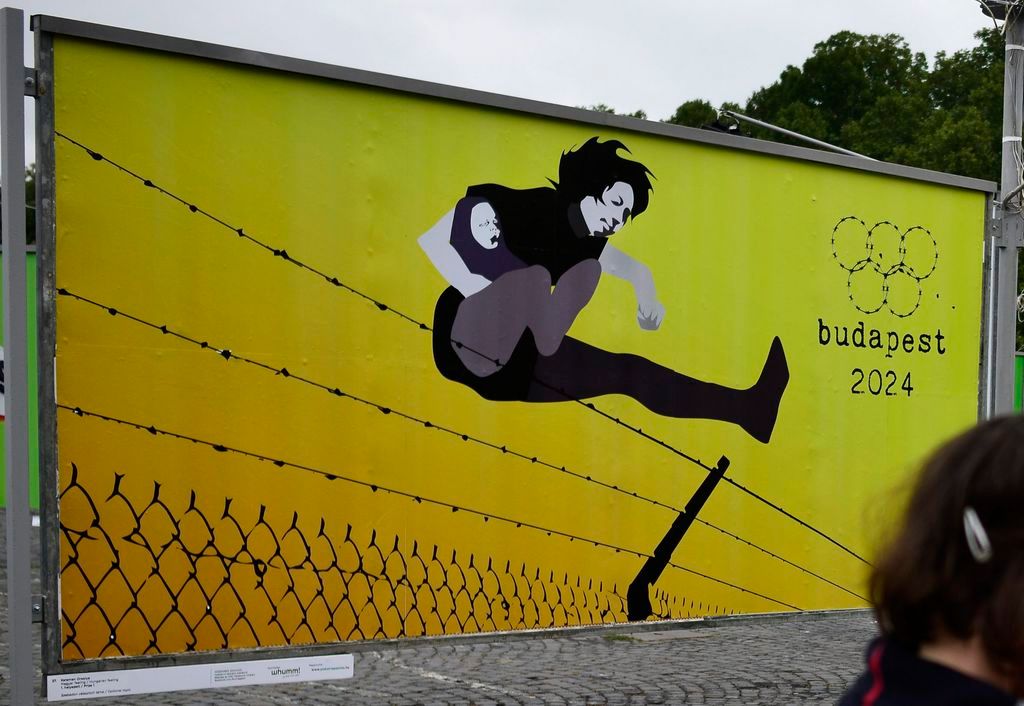 Budapest, 2015. szeptember 11. Az elsõ helyezett Kelemen Orsolya Magyar Feeling címû plakátja a Magyar álom címmel megnyílt 15. ARC plakátkiállításon a fõvárosi 56-osok terén Budapesten 2015. szeptember 11-én. MTI Fotó: Marjai János