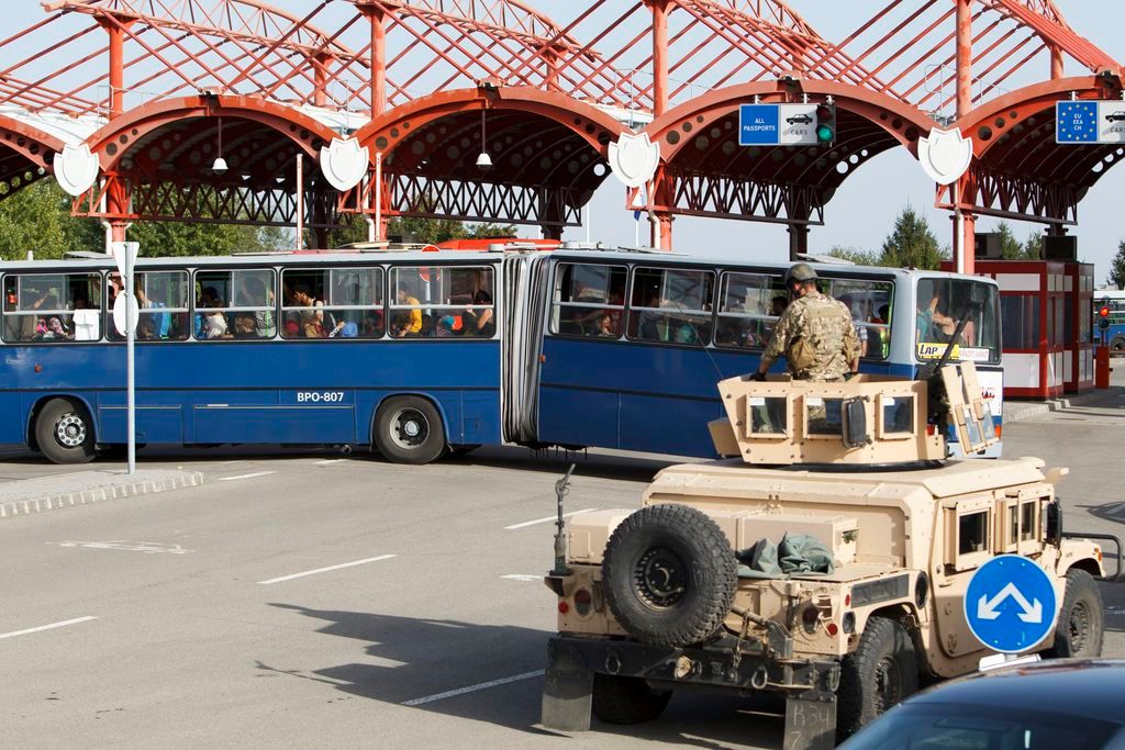 Beremend, 2015. szeptember 18. Migránsok magyar autóbuszon a magyar-horvát határon, a beremendi határátkelõn 2015. szeptember 18-án. Az átkelõn a magyar hatóságok mintegy 1500 horvát buszokkal érkezõ migránst engedtek be, akiket magyar buszokkal vittek tovább. MTI Fotó: Varga György