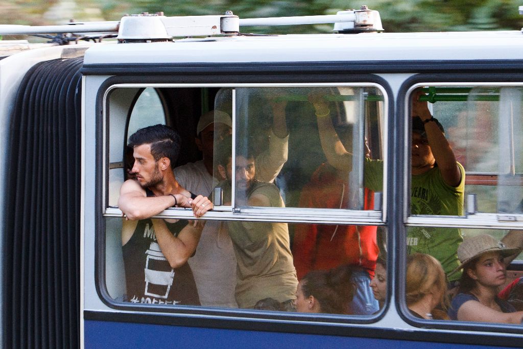 Harkány, 2015. szeptember 18. Migránsok egy a beremendi határátkelõrõl indult autóbuszon Harkány közelében 2015. szeptember 18-án. MTI Fotó: Varga György