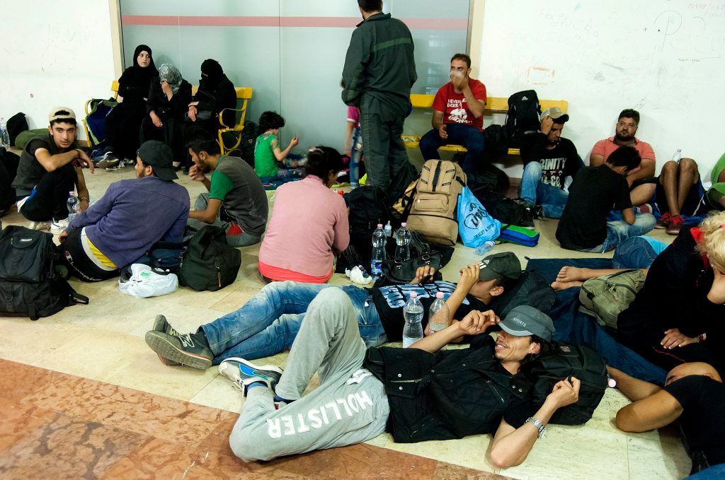 Gyõr, 2015. szeptember 19. Siklósról érkezett illegális bevándorlók várakoznak a gyõri vasútállomáson 2015. szeptember 18-án. MTI Fotó: Krizsán Csaba