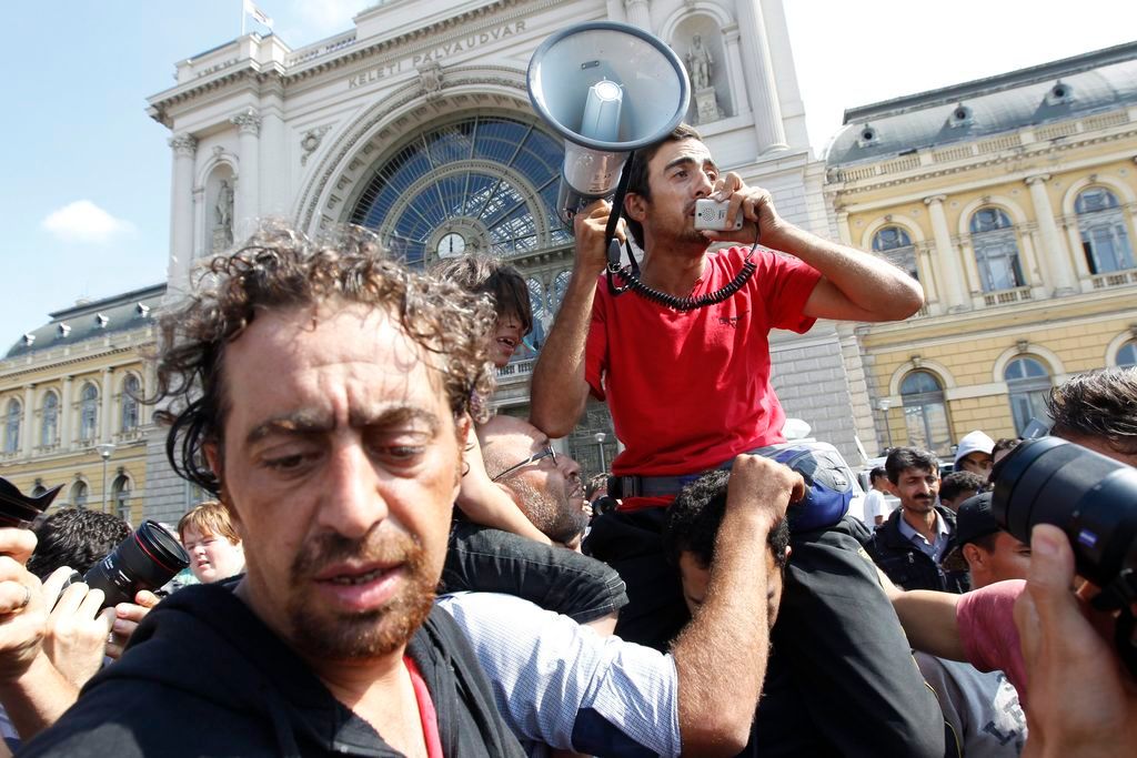 Budapest, 2015. szeptember 4. Önkéntes szervezõk beszélnek illegális bevándorló társaikhoz a Keleti pályaudvar elõtt 2015. szeptember 4-én. MTI Fotó: Szigetváry Zsolt