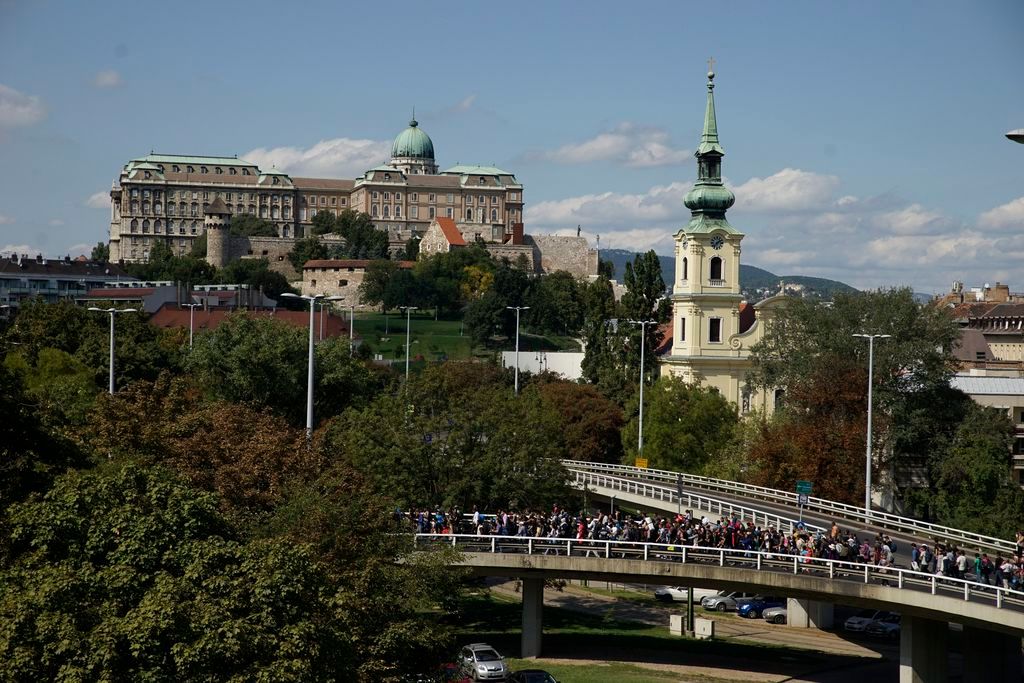 Budapest, 2015. szeptember 4. A Keleti pályaudvartól indult illegális bevándorlók vonulnak az Erzsébet híd lehajtóján - elmondásuk szerint Németországba tartanak - 2015. szeptember 4-én. MTI Fotó: Balogh Zoltán