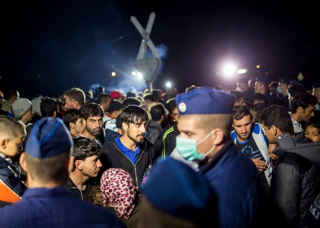 Röszke, 2015. szeptember 12. Migránsok a röszkei gyûjtõpontnál, ahonnan több százan indultak el 2015. szeptember 12-én késõ este. A tömeg egy ideig a síneken haladt, majd egy kukoricáson keresztül egy úthoz értek. MTI Fotó: Mohai Balázs