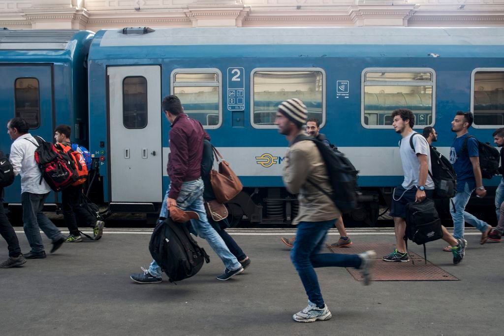 Budapest, 2015. szeptember 13. Migránsok igyekeznek a Hegyeshalom felé tartó vonathoz a Keleti pályaudvaron 2015. szeptember 13-án. MTI Fotó: Kallos Bea