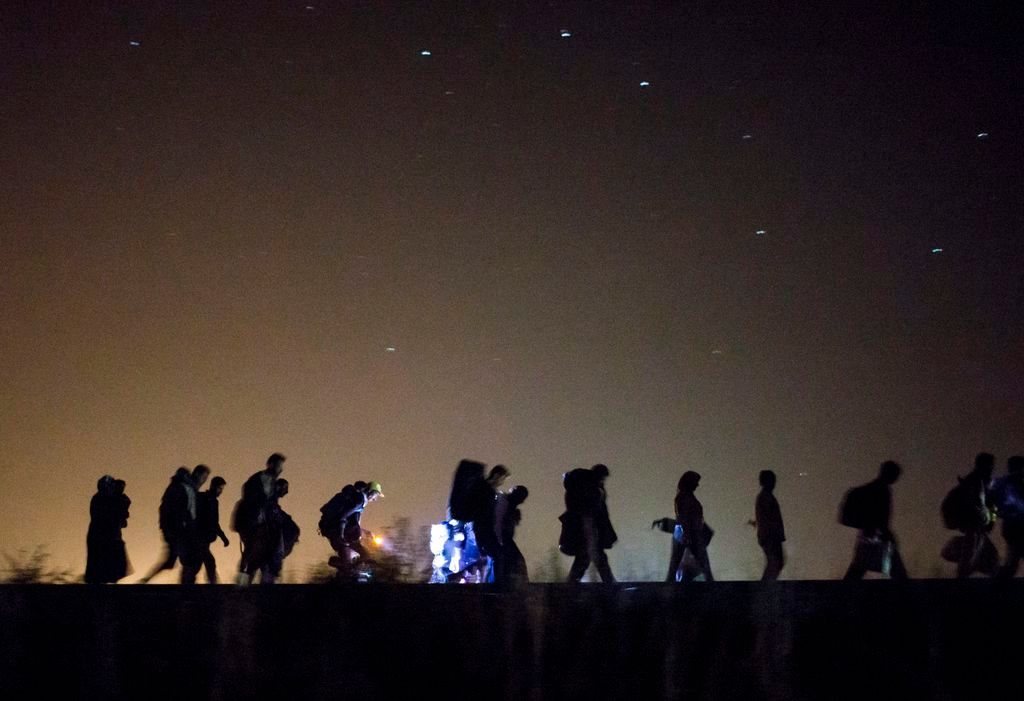 Röszke, 2015. szeptember 14. Illegális bevándorlók mennek a gyûjtõpont felé a magyar-szerb határon, a Horgos-Szeged vasútvonal mentén, Röszke közelében 2015. szeptember 13-án. MTI Fotó: Mohai Balázs