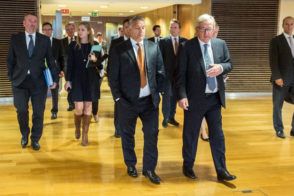 Brüsszel, 2015. szeptember 3. A Miniszterelnöki Sajtóiroda által közreadott képen Orbán Viktor miniszterelnök (k), mellette Jean-Claude Juncker, az Európai Bizottság elnöke (j) Brüsszelben, az Európai Bizottság épületében 2015. szeptember 3-án. MTI Fotó: Miniszterelnöki Sajtóiroda / Botár Gergely