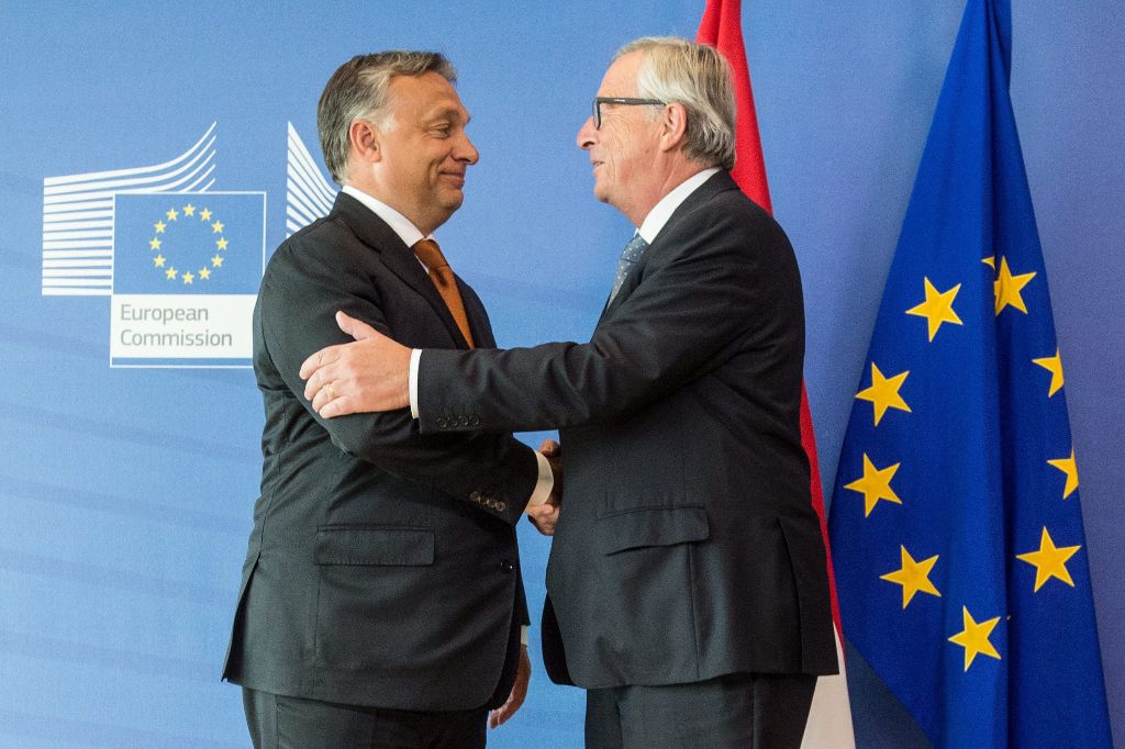 Brüsszel, 2015. szeptember 3. A Miniszterelnöki Sajtóiroda által közreadott képen Orbán Viktor miniszterelnök (b) és Jean-Claude Juncker, az Európai Bizottság elnöke kezet fog Brüsszelben, az Európai Bizottság épületében 2015. szeptember 3-án. MTI Fotó: Miniszterelnöki Sajtóiroda / Botár Gergely