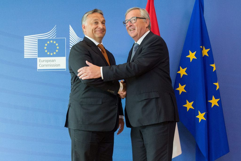 Brüsszel, 2015. szeptember 3. A Miniszterelnöki Sajtóiroda által közreadott képen Orbán Viktor miniszterelnök (b) és Jean-Claude Juncker, az Európai Bizottság elnöke kezet fog Brüsszelben, az Európai Bizottság épületében 2015. szeptember 3-án. MTI Fotó: Miniszterelnöki Sajtóiroda / Botár Gergely