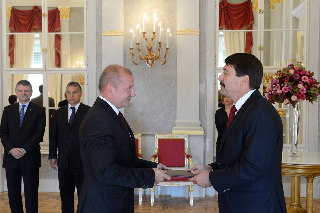 Budapest, 2015. szeptember 9. Áder János köztársasági elnök (j) a miniszterelnök javaslatára szeptember 10-i hatállyal honvédelmi miniszterré nevezi ki Simicskó Istvánt a Sándor-palotában 2015. szeptember 9-én. MTI Fotó: Soós Lajos