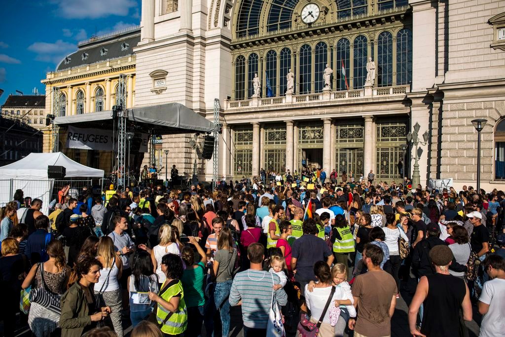 Budapest, 2015. szeptember 12. Résztvevõk a Refugees Welcome - Szolidaritás napja elnevezésû demonstráción a budapesti Keleti pályaudvar elõtt 2015. szeptember 12-én. A Migráns Szolidaritás Csoport (Migszol) rendezvényén európai szolidaritáson alapuló közös menekültpolitika kidolgozásáért, valamint egy Nyugat-Európába vezetõ magyarországi tranzitfolyosó kialakításáért tüntetnek. MTI Fotó: Marjai János