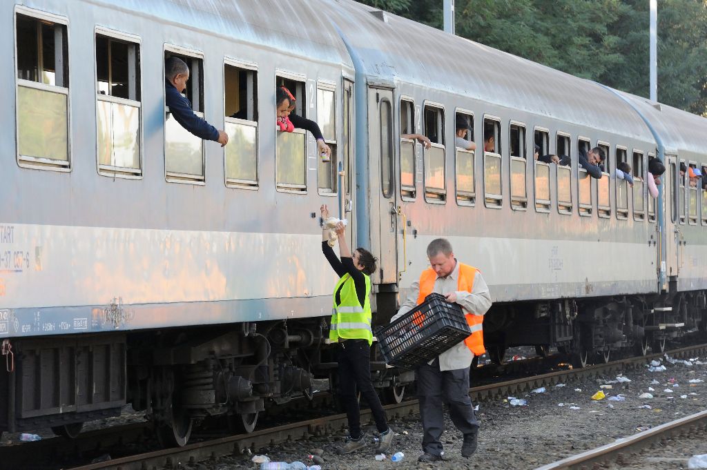 Röszke, 2015. szeptember 14. Cseh önkéntesek élelmiszert osztanak egy migránsokat szállító vonat utasainak a röszkei vasútállomáson 2015. szeptember 14-én. MTI Fotó: Kelemen Zoltán Gergely
