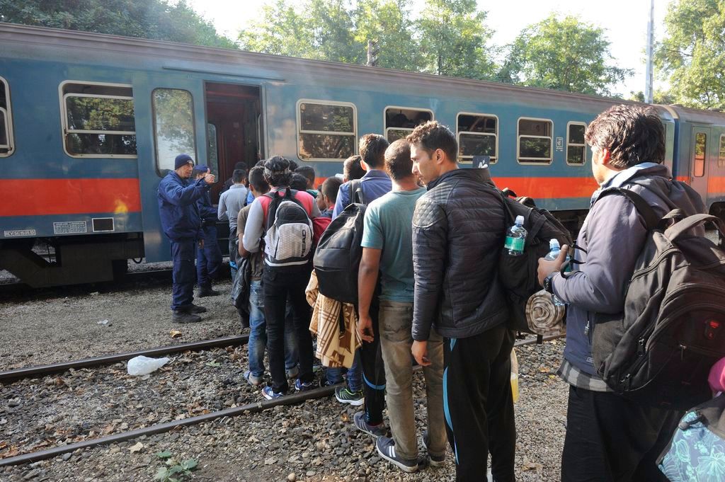 Röszke, 2015. szeptember 14. Migránsok szállnak fel rendõrök felügyelete mellett egy vonatra a röszkei vasútállomáson 2015. szeptember 14-én. MTI Fotó: Kelemen Zoltán Gergely