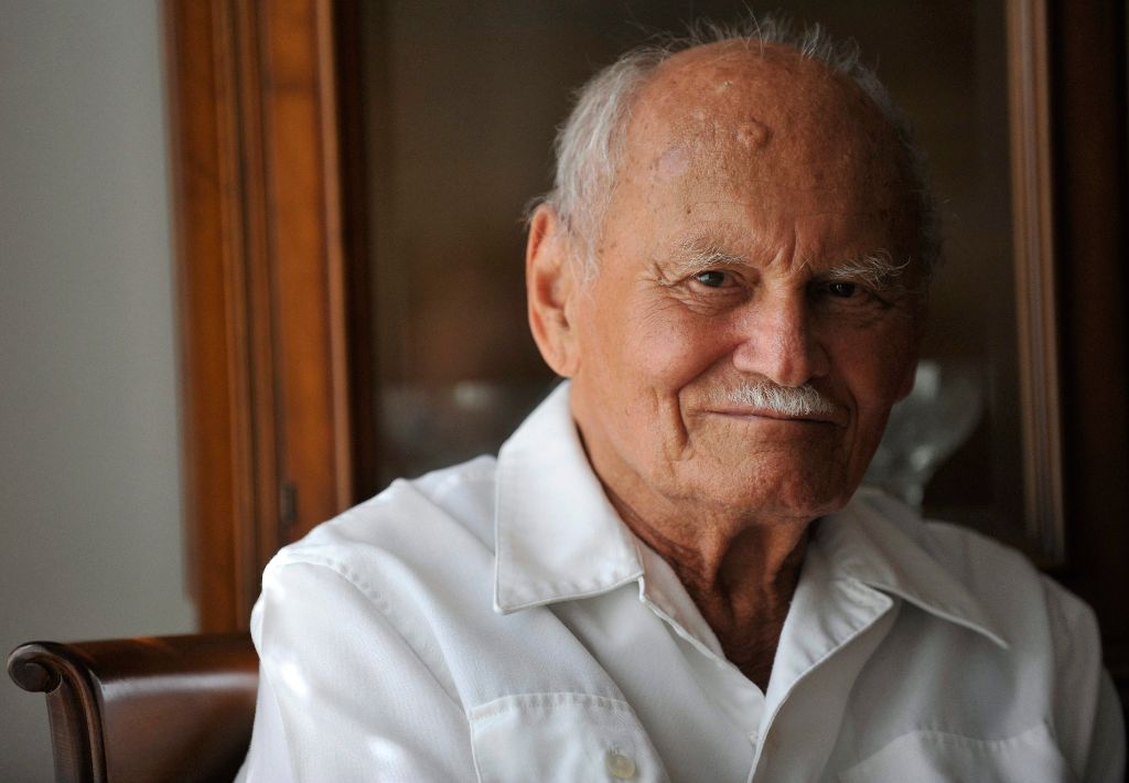 Budapest, 2015. október 6. Életének 94. évében, családja körében 2015. október 5-én elhunyt Göncz Árpád, a Magyar Köztársaság volt elnöke. Göncz Árpádot 25 éve, 1990. augusztus 3-án választotta az Országgyûlés köztársasági elnökké, ezzel õ lett a rendszerváltozás utáni Magyarország elsõ államfõje. A felvétel 2013. június 9-én készült budapesti otthonában. MTI Fotó: Cseke Csilla