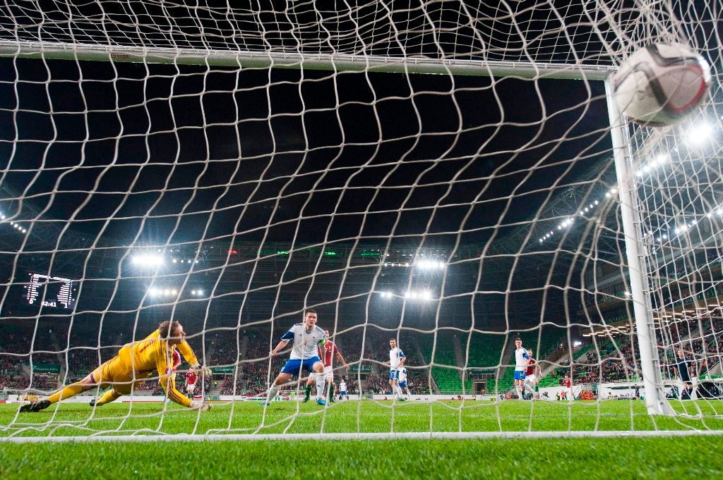 Budapest, 2015. október 8. Böde Dániel (k) elsõ gólja a Magyarország - Feröer-szigetek labdarúgó Európa-bajnoki selejtezõmérkõzésen a Groupama Arénában 2015. október 8-án. MTI Fotó: Illyés Tibor