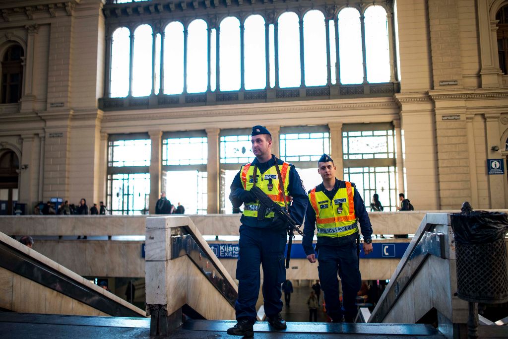Budapest, 2015. november 18. Járõrözõ rendõrök Budapesten, a Keleti pályaudvaron 2015. november 18-án. A november 13-i párizsi merényletek után Magyarországon is megerõsítették a biztonsági intézkedéseket. MTI Fotó: Marjai János