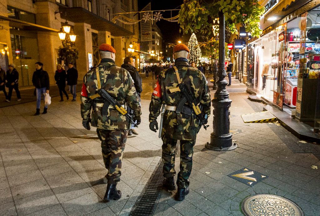 Budapest, 2015. november 14. A Magyar Honvédség fegyveres rendész járõrei a belvárosi Váci utcában a Párizsban végrehajtott terrorcselekmények utáni napon 2015. november 14-én. MTI Fotó: Szigetváry Zsolt