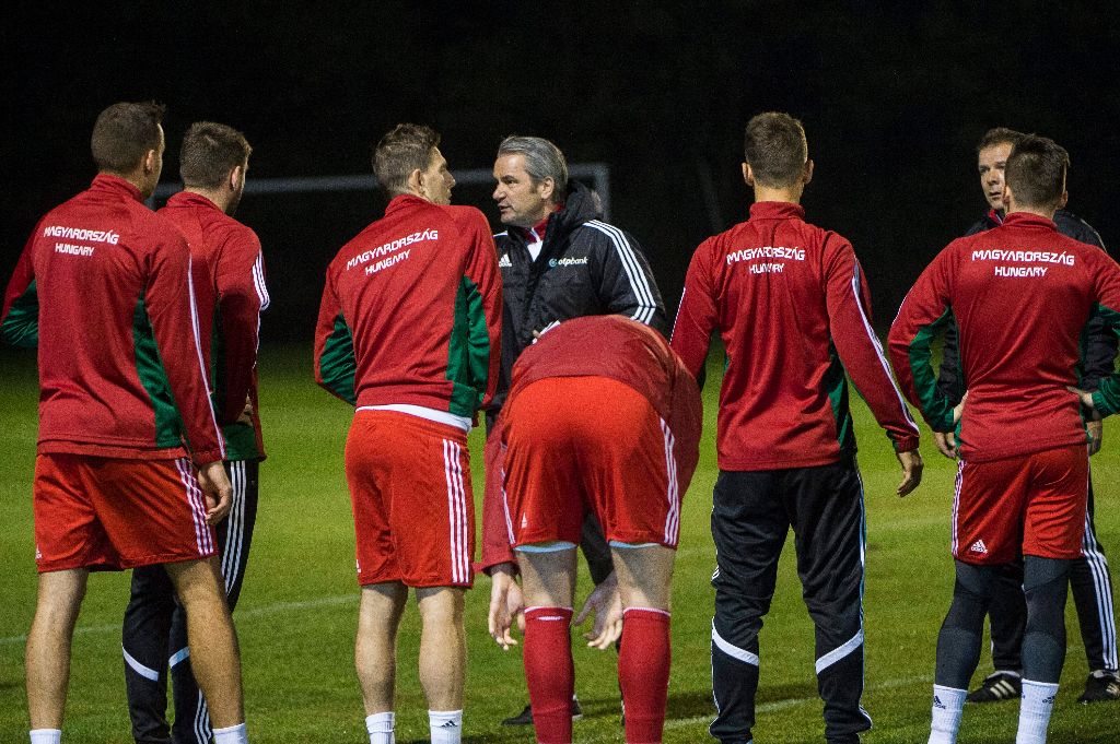 Telki, 2015. november 9. Bernd Storck, a magyar labdarúgó-válogatott szövetségi kapitánya (k) a Norvégia elleni Európa-bajnoki pótselejtezõre készülõ csapat edzésén Telkiben 2015. november 9-én. MTI Fotó: Illyés Tibor