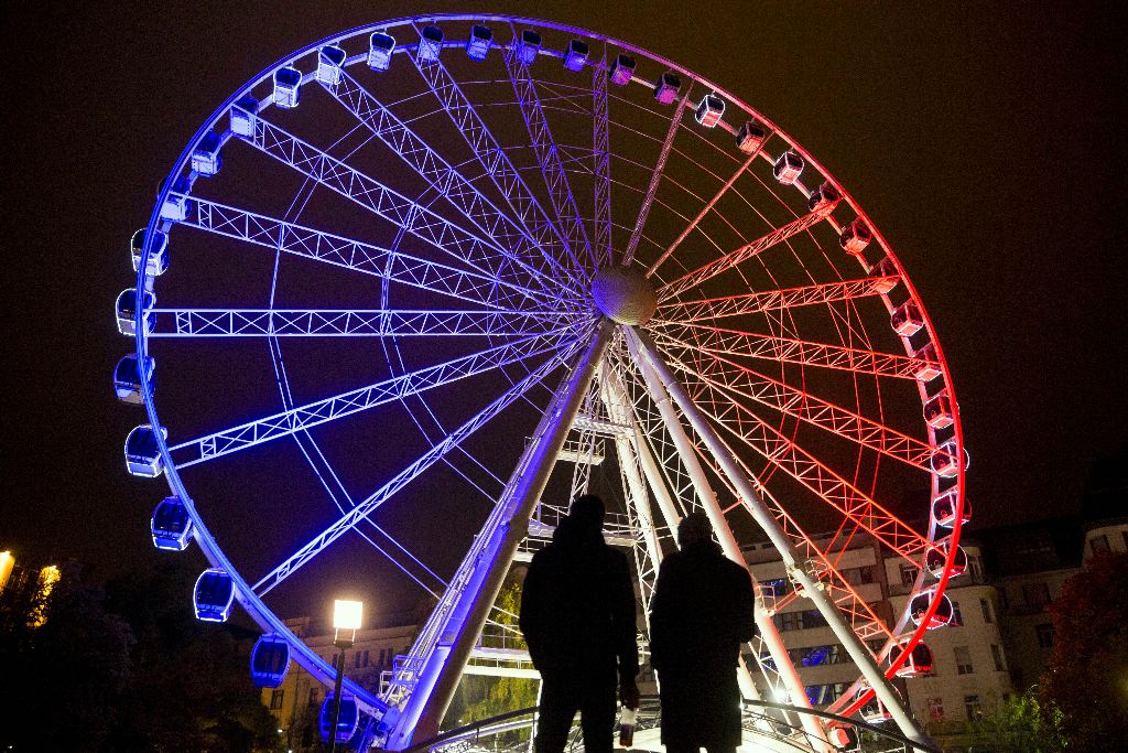 Budapest, 2015. november 15. A francia nemzeti színekkel világítják ki a belvárosi Erzsébet téren álló óriáskereket a párizsi terrortámadásokban elhunyt áldozatok emlékére 2015. november 15-én. MTI Fotó: Mohai Balázs