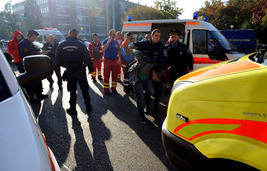 Budapest, 2015. november 3. Rendõrök elvezetnek egy férfi, aki késsel támadt egy mentõápolóra Budapesten, a VIII. kerületben 2015. november 3-án. A Budapesti Rendõr-fõkapitányság közleménye szerint az Üllõi úton egy mentõautóban késsel megszúrt egy mentõápolót egy ellátásra szoruló férfi. MTI Fotó: Mihádák Zoltán