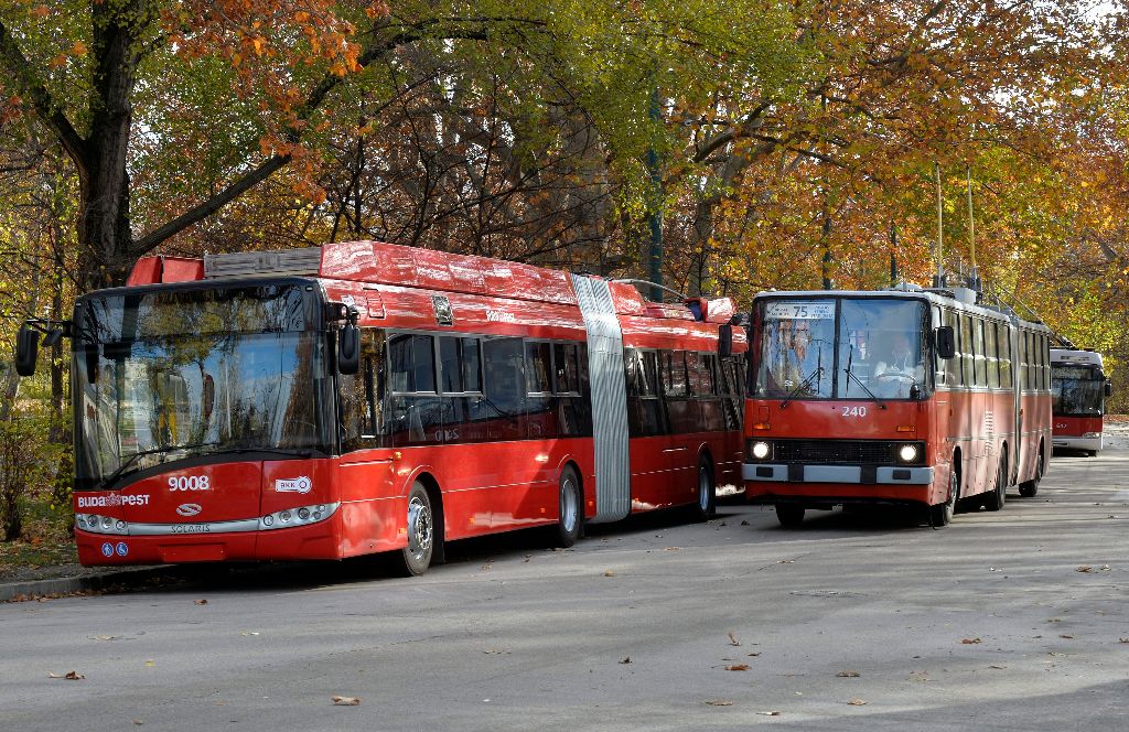 Budapest, 2015. november 16. Egy Ikarus 280T halad el egy új Solaris-Skoda trolibusz mellett a Hõsök terén 2015. november 16-án. Délutántól hét Solaris-Skoda kezdi meg az utasok szállítását a 72-es, a 76-os és a 79-es vonalon. MTI Fotó: Máthé Zoltán