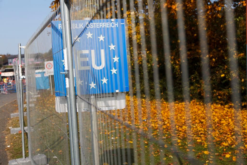 Spielfeld, 2015. október 31. Ausztria határát jelzõ tábla a Spielfeldben kialakított befogadóállomás kerítése mögött 2015. október 31-én. MTI Fotó: Varga György