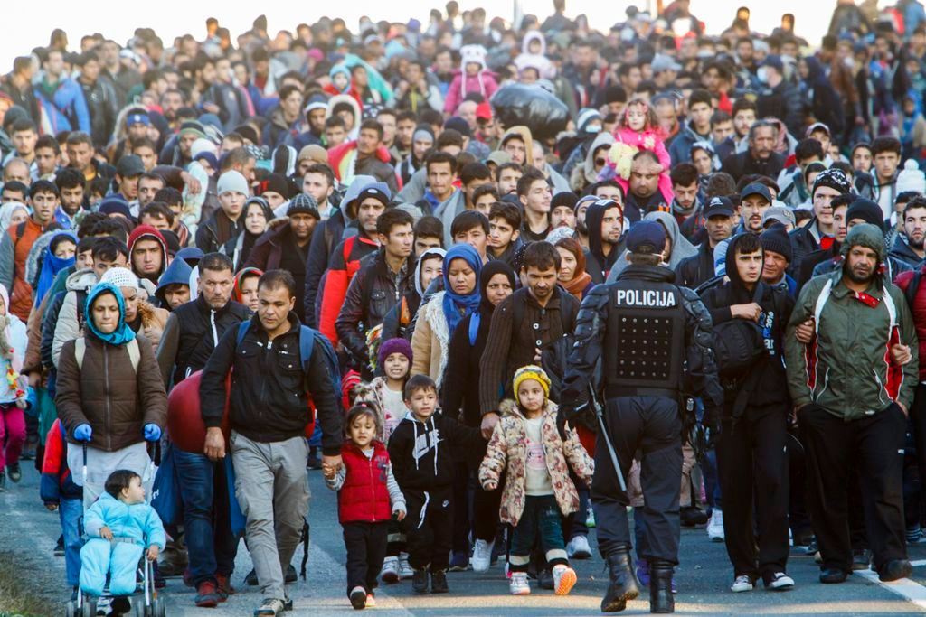 Spielfeld, 2015. október 31. Migránsok a szlovén-osztrák határ felé mennek rendõri kísérettel a szlovéniai Sentiljben 2015. október 31-én. MTI Fotó: Varga György