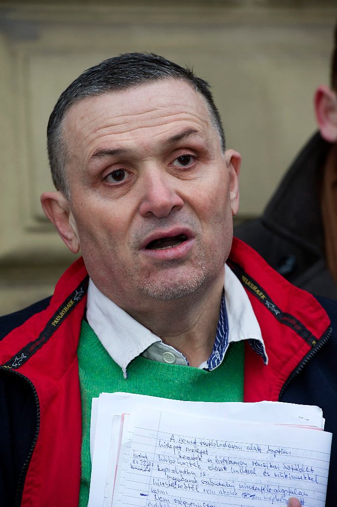 Székesfehérvár, 2016. január 24. Galambos Lajos, a Lagzi Lajcsi néven ismert zenész nyilatkozik, miután távozott a székesfehérvári büntetés-végrehajtási intézetbõl 2016. január 24-én. A bíróság az ügyészi indítványt elutasítva nem hosszabbította meg a gyanúsított Galambos Lajos elõzetes letartóztatását. MTI Fotó: Lakatos Péter