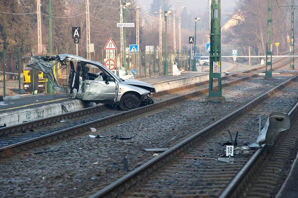Budakalász, 2016. január 23. Villanyoszlopoknak csapódott, majd kettészakadt autó egyik darabja Budakalászon, a Pomázi úton, Szent István-telep HÉV-megálló közelében 2016. január 23-án. A balesetben az autó három utasa kirepült a gépkocsiból, közülük kettõ súlyosan, egy könnyebben megsérült. MTI Fotó: Lakatos Péter