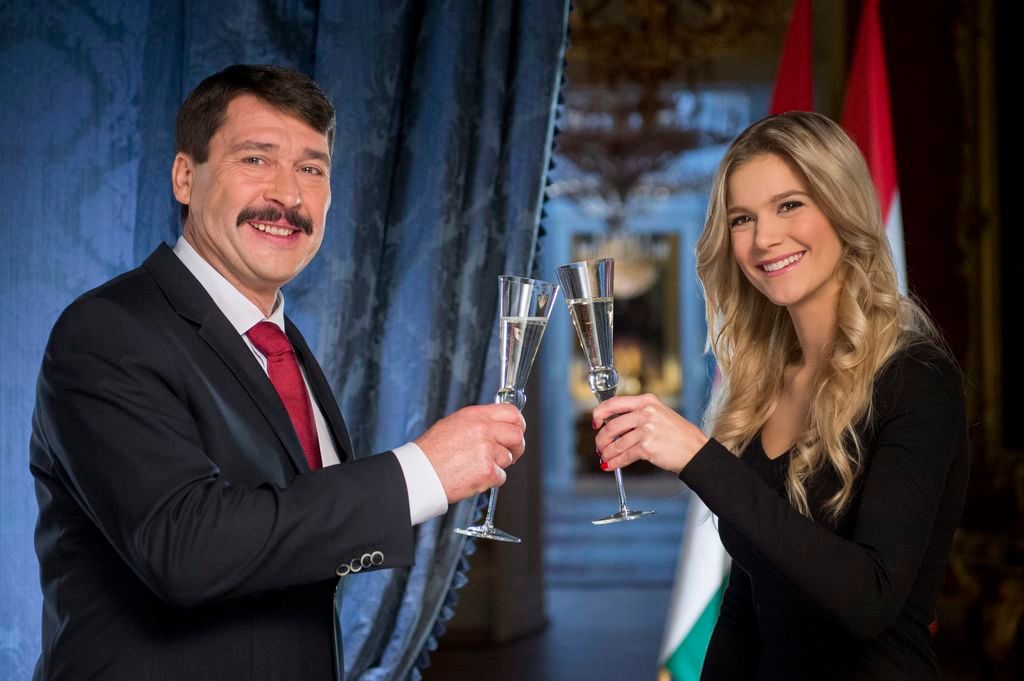 Budapest, 2016. január 1. Áder János köztársasági elnök és Weisz Fanni jeltolmács, siket esélyegyenlõségi aktivista az államfõ újévi köszöntõjének televíziós felvételén a Sándor-palotában 2015. december 29-én. MTI Fotó: Illyés Tibor