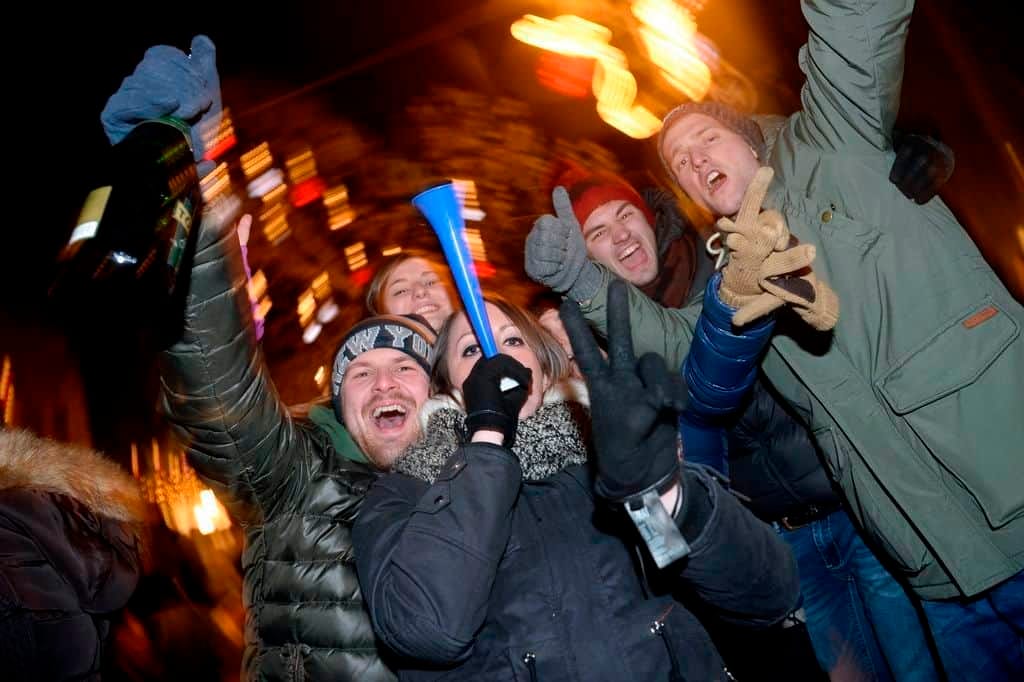 Budapest, 2016. január 1. Szilveszterezõk búcsúztatják az óévet a belvárosi Vörösmarty téren 2016. január 1-jére virradó éjjel. MTI Fotó: Kovács Tamás