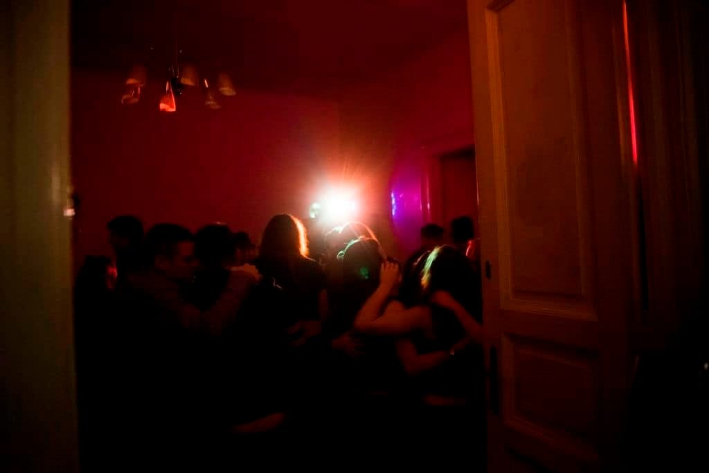 Budapest, 2016. január 1. Szilveszterezõk egy házibuliban Budapest belvárosában 2015. december 31-én. MTI Fotó: Balogh Zoltán