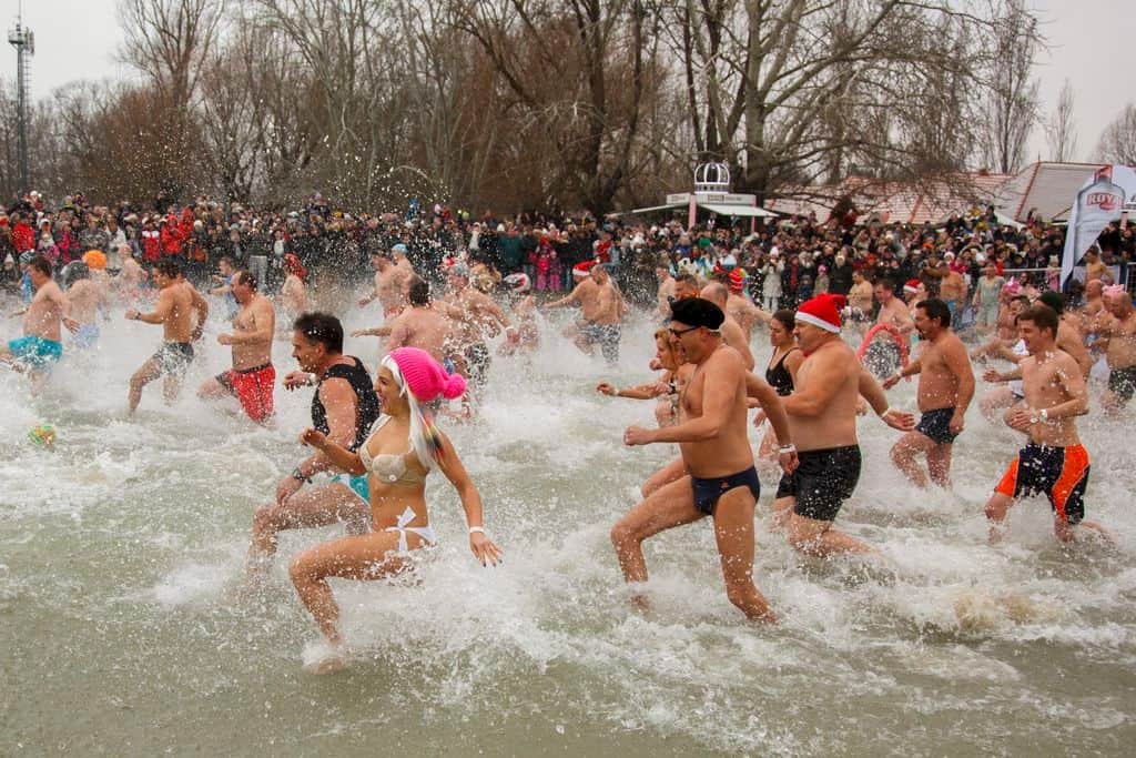 Szigliget, 2016. január 1. Résztvevõk futnak bele a 3 Celsius-fokos Balatonba az 5. Újévi csobbanás elnevezésû rendezvényen a szigligeti strandon 2016. január 1-jén. MTI Fotó: Varga György