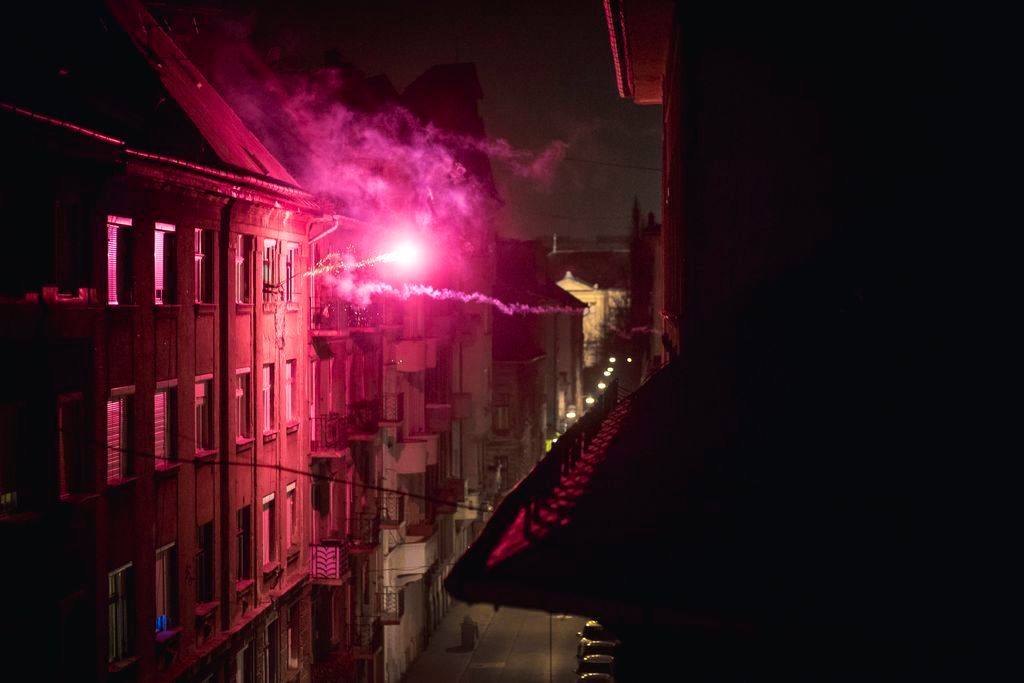 Budapest, 2016. január 1. Szilveszterezõk tûzijátékot lõnek ki egy társasház ablakából Budapest belvárosában 2015. december 31-én. MTI Fotó: Sóki Tamás