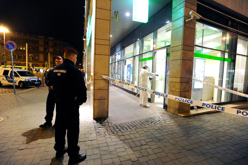 Budapest, 2016. március 23. Rendõrök helyszínelnek az OTP Bank VIII. kerületi, Blaha Lujza téri fiókjánál 2016. március 23-án este, miután a bankfiókot kirabolták. A vs.hu internetes portál értesülései szerint az elkövetõnél fegyver vagy ahhoz hasonlító tárgy volt, és mintegy 100-200 ezer forintot vitt el. Úgy tudják: az esetnél nem sérült meg senki. MTI Fotó: Mihádák Zoltán