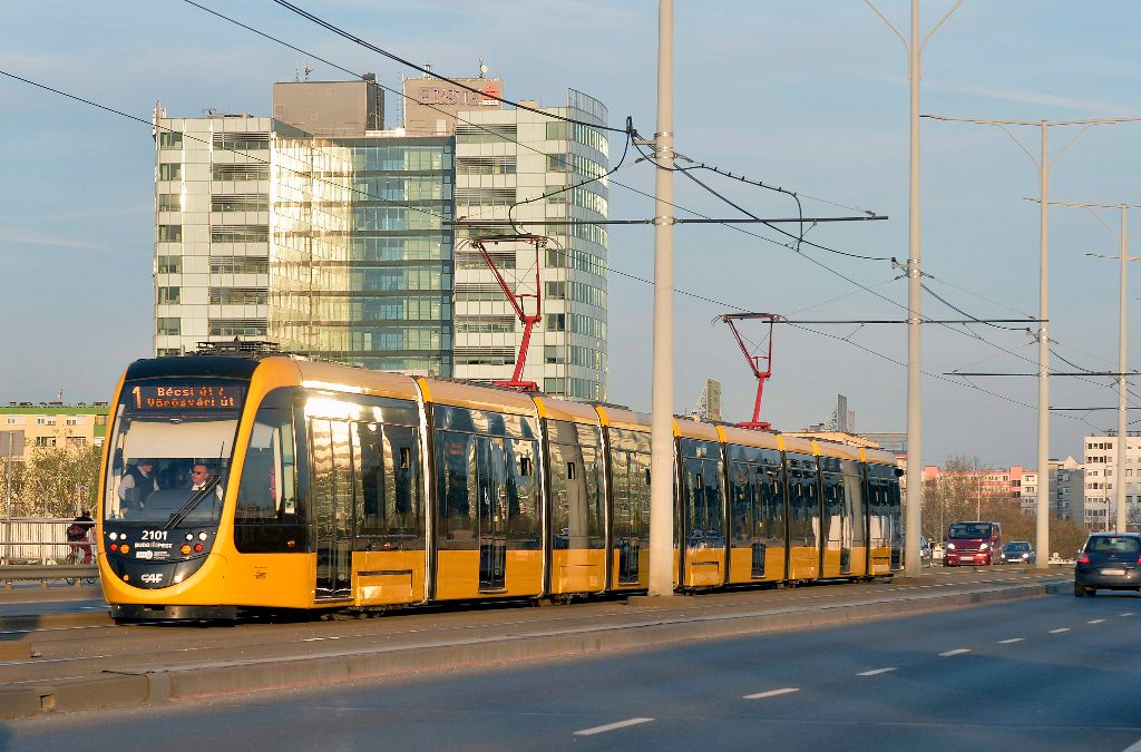 Budapest, 2016. március 31. Az elsõ 56 méteres CAF-villamos közlekedik az 1-es villamos vonalán Budapesten, az Árpád hídon 2016. március 31-én. Nyárig további tizenegy jármû áll forgalomba a világ leghosszabb villamosából, ezek közül 11 már Budapesten van, az utolsó áprilisban érkezik. MTI Fotó: Máthé Zoltán